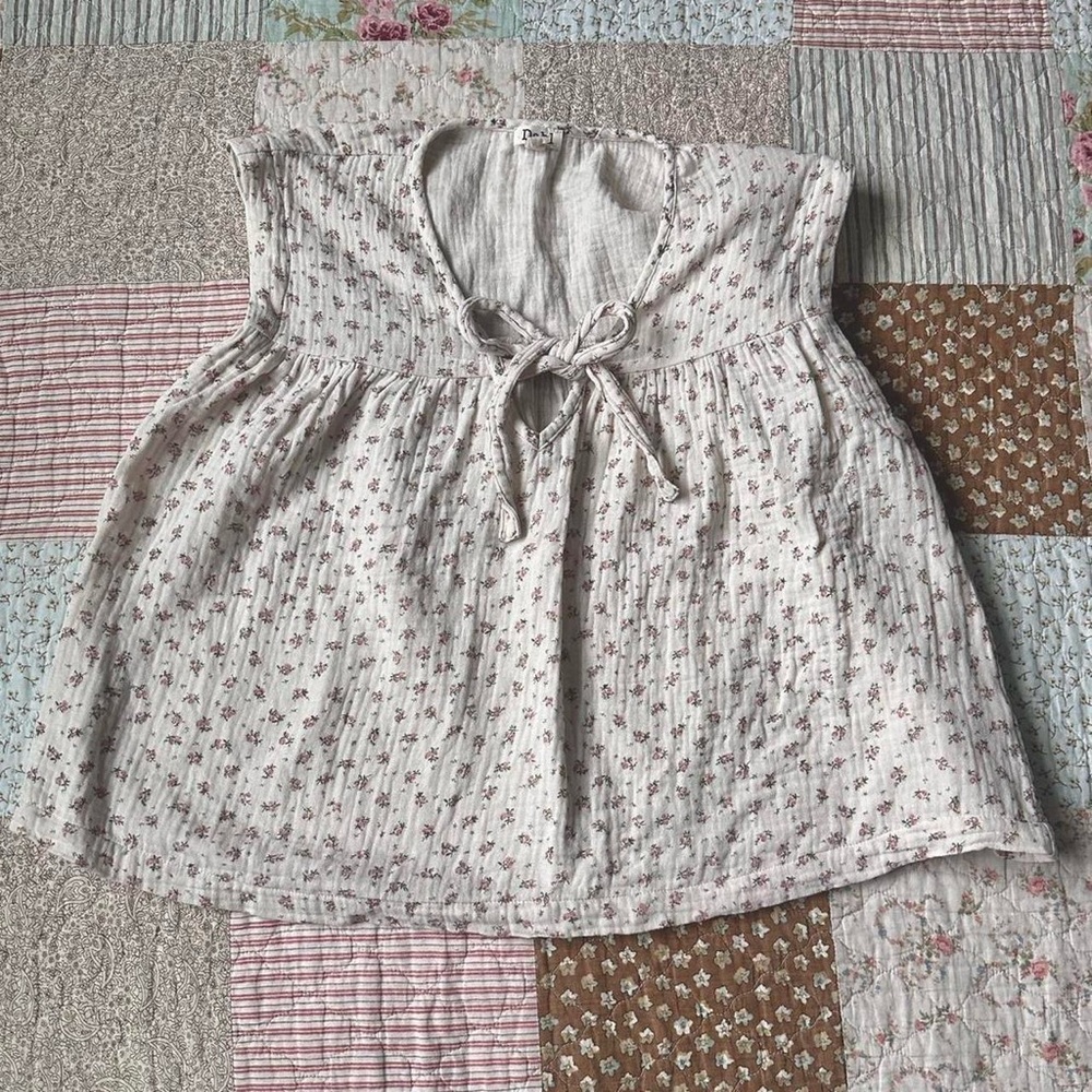 Dahl tie-front white dainty floral patterned loose-fitting babydoll tank top